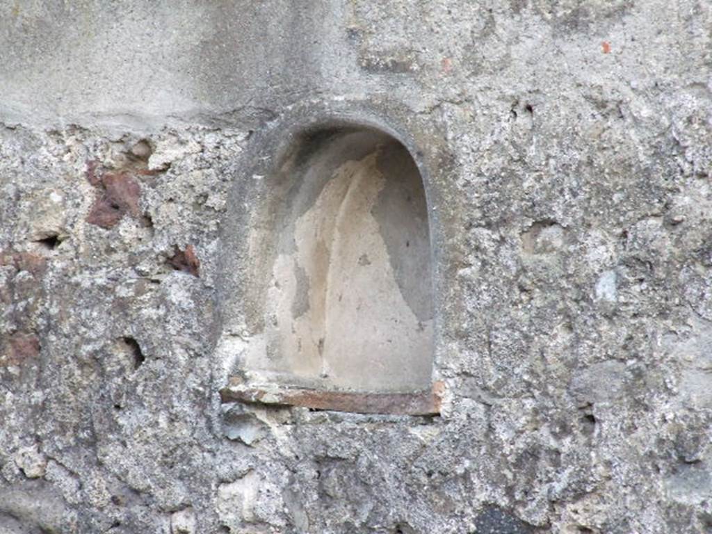 VII.1.49 Pompeii. December 2006. Arched niche in south wall. Boyce said it was called la nicchia dei Penati, by Fiorelli. See Boyce G. K., 1937. Corpus of the Lararia of Pompeii. Rome: MAAR 14. (p.61)
See Pappalardo, U., 2001. La Descrizione di Pompei per Giuseppe Fiorelli (1875). Napoli: Massa Editore. (p. 79)