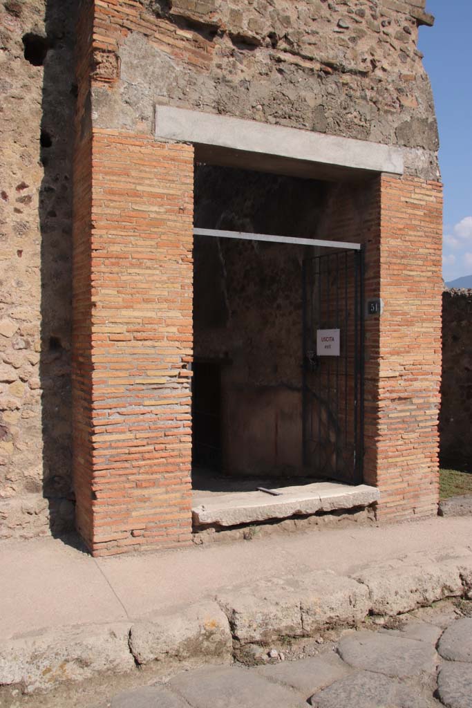 VII.1.51 Pompeii. September 2021.
Entrance doorway to corridor H on east side of Vicolo del Lupanare. Photo courtesy of Klaus Heese.