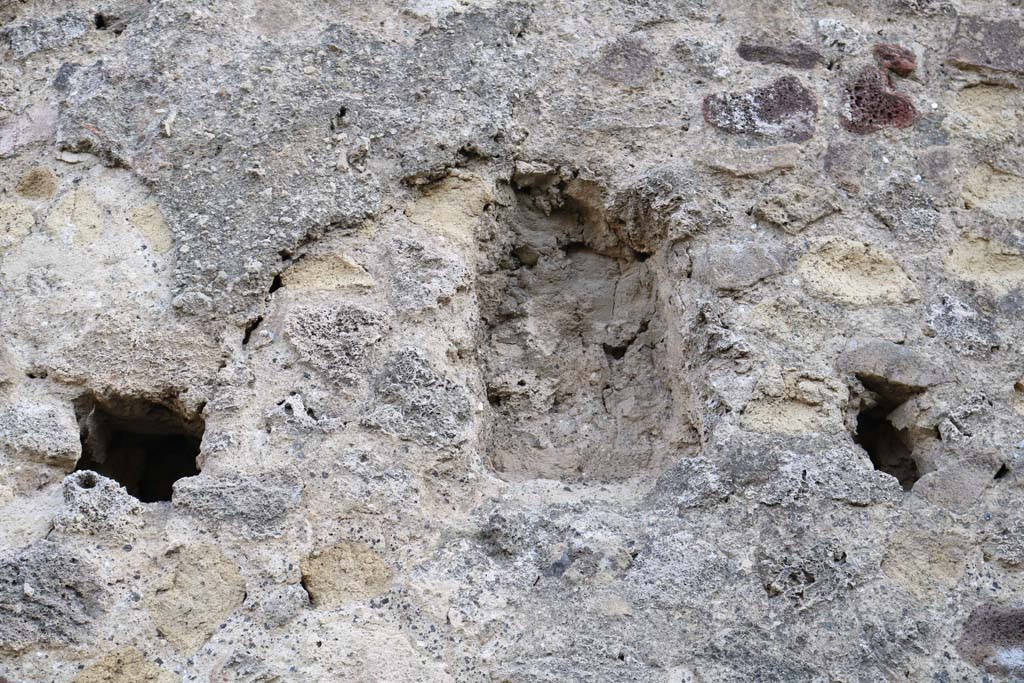Rear of VII.1.57, Pompeii. December 2018.
East wall (?of Stabian Baths) with recess set into wall at level of the support beams for an upper floor.
There appears to be another at the south end of the east wall in the south-east corner near the masonry arch. Photo courtesy of Aude Durand.