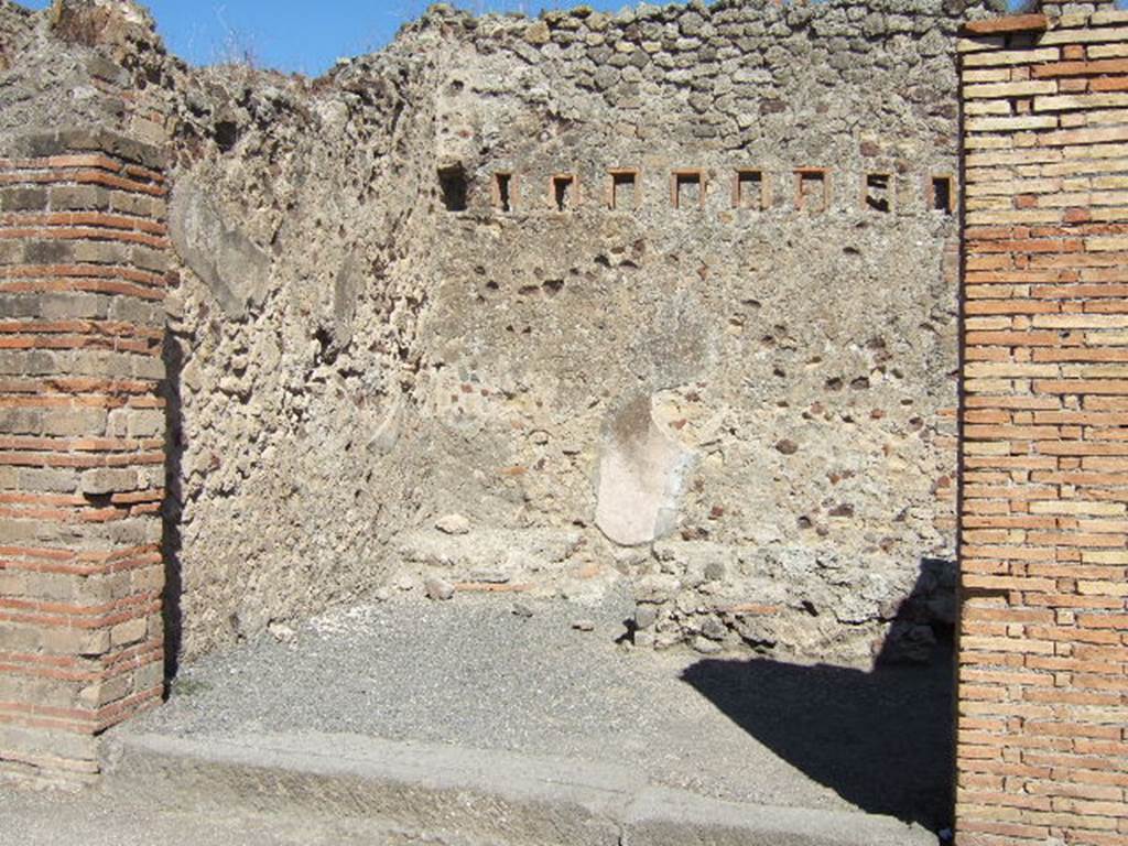 VII.1.62 Pompeii. September 2005. Looking at east wall.