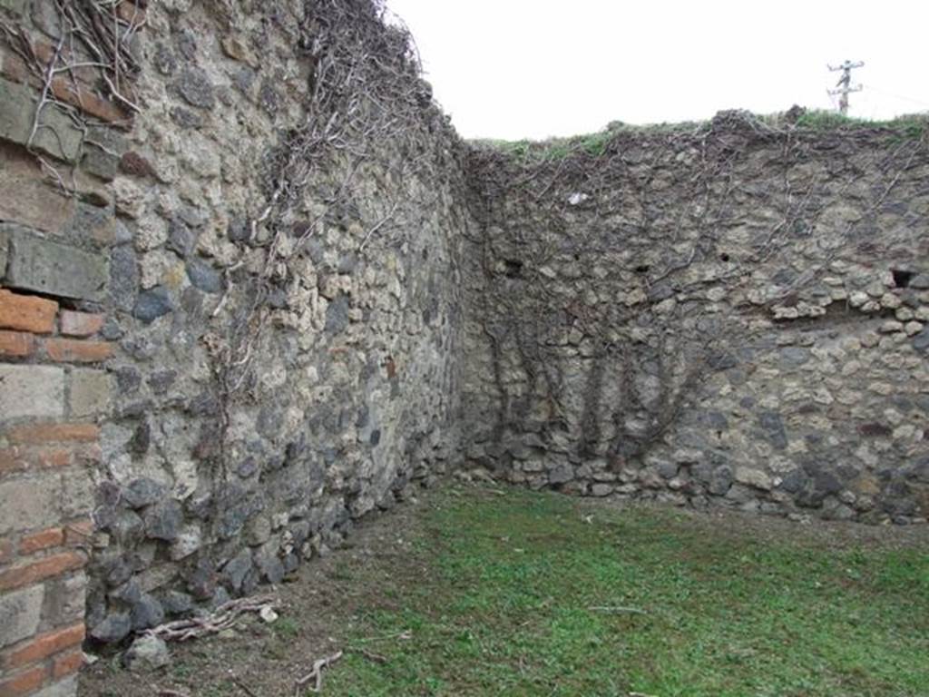VII.2.4 Pompeii. Shop. December 2007. South wall and south west corner.