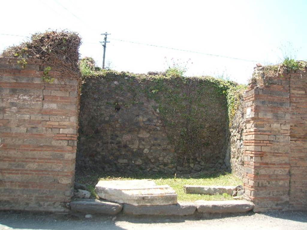 VII.2.5 Pompeii. Shop. May 2005. Entrance.
