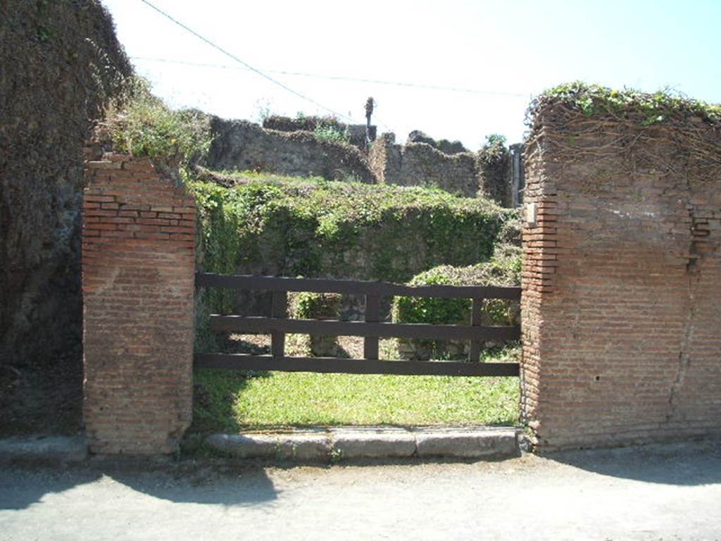 VII.2.9 Pompeii. Small shop. May 2005. Entrance.