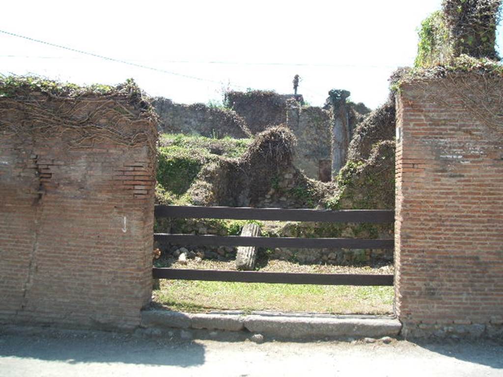 VII.2.10 Pompeii. Shop. May 2005. Entrance.