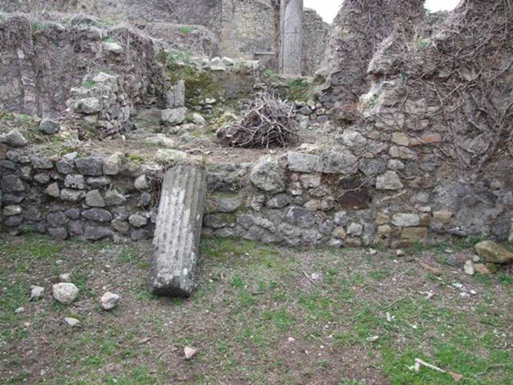 VII.2.10 Pompeii. Shop. December 2007. Column leaning against west wall. The room behind is part of VII.2.11.