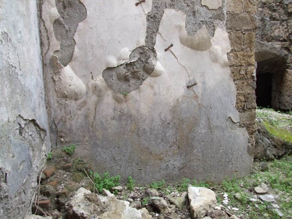 VII.2.14 Pompeii. March 2009.
North wall of garden room with remains of lararium painting with serpent. A painting of two gods and two Lares was above this.
See Fröhlich, T., 1991. Lararien und Fassadenbilder in den Vesuvstädten. Mainz: von Zabern. (p283: L80: T40,1.3).
According to Boyce, in the north wall on the east side of this lararium painting, was a window set in a recess which overlooked the kitchen.
On the west wall of this recess, around the corner, was painted a man. (see below).