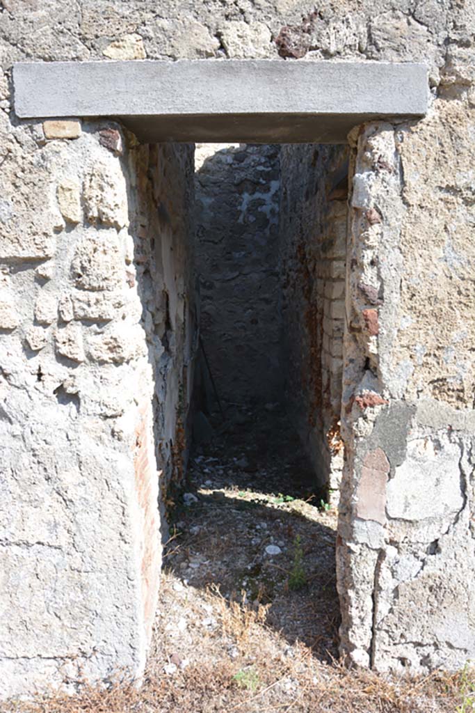 VII.2.16 Pompeii. October 2019. Looking east through doorway to room 6.
Foto Annette Haug, ERC Grant 681269 D�COR.
