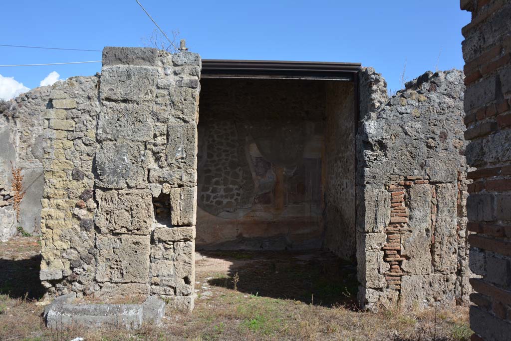VII.2.16 Pompeii. October 2019. Looking across east portico towards doorway to oecus 10.
Foto Annette Haug, ERC Grant 681269 D�COR.

