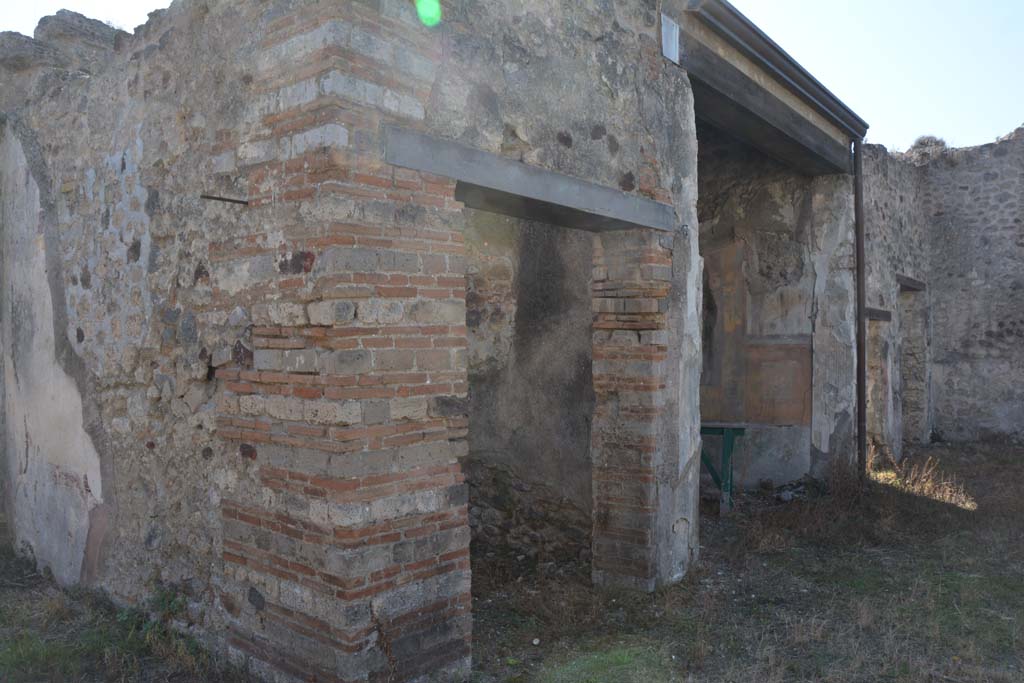 VII.2.16 Pompeii. October 2019. Looking west along south portico with doorways to rooms 16 and 17.
Foto Annette Haug, ERC Grant 681269 D�COR.
