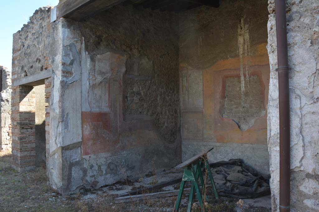 VII.2.16 Pompeii. October 2019. Exedra 17, looking towards east wall from south portico.
Foto Annette Haug, ERC Grant 681269 D�COR.
