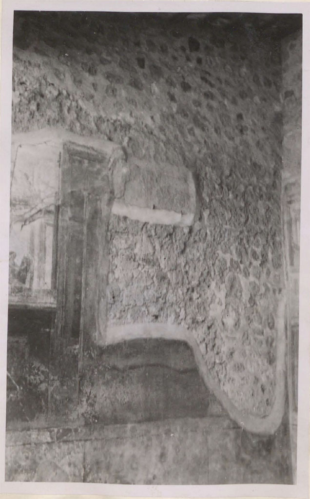 VII.2.16 Pompeii. Pre-1942. Room 17, east wall of exedra with site of painting of Theseus.
According to Warscher � the recess remained after the painting was removed and transferred to the Museum.
See Warscher, T. 1942. Catalogo illustrato degli affreschi del Museo Nazionale di Napoli. Sala LXXX. Vol.2. Rome, Swedish Institute.
