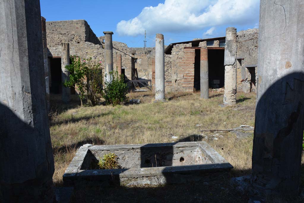 VII.2.16 Pompeii. October 2019. Looking north across pool in peristyle towards atrium and entrance doorway.
Foto Annette Haug, ERC Grant 681269 DÉCOR.