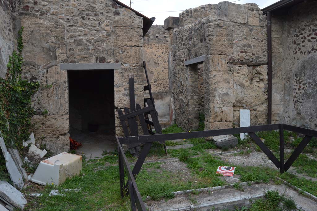 VII.2.16 Pompeii. October 2017.
Looking towards north side of atrium, with doorway to room 21, cubiculum, on left, and entrance corridor, centre right, with doorway into room 1.
Foto Taylor Lauritsen, ERC Grant 681269 DÉCOR.