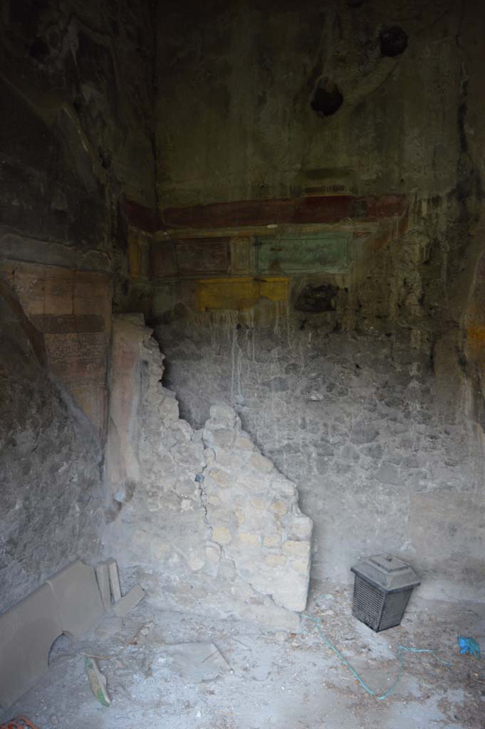 VII.2.16 Pompeii. October 2017.
Room 21, north-west corner with small wall forming a cupboard/recess.
Foto Taylor Lauritsen, ERC Grant 681269 DÉCOR.