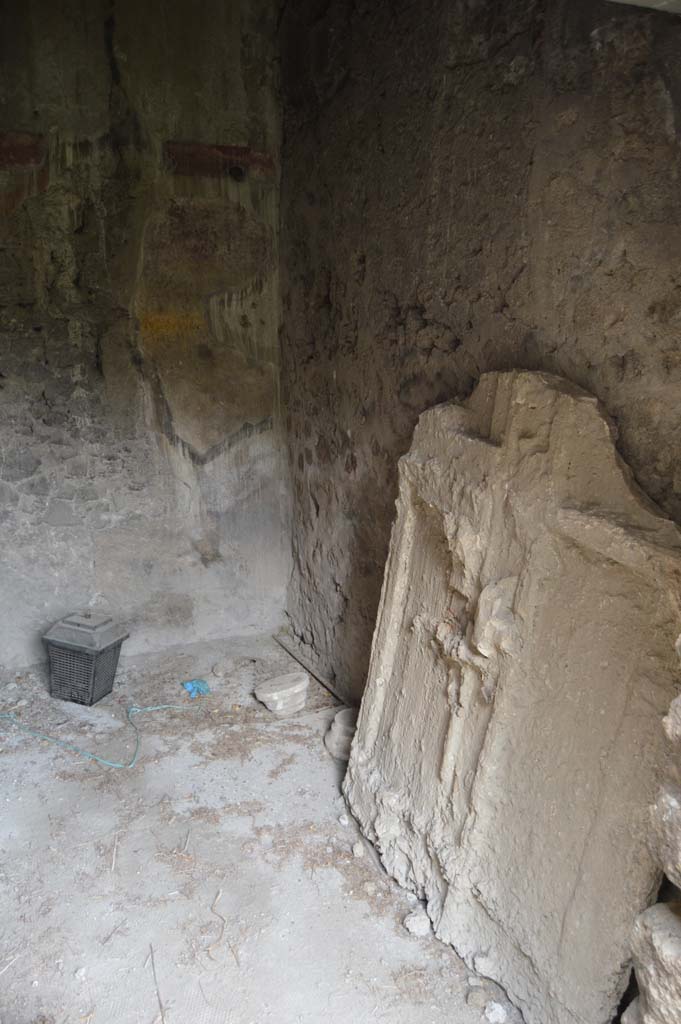VII.2.16 Pompeii. October 2017.
Room 21, north-east corner and east wall with plaster-cast of door.
Foto Taylor Lauritsen, ERC Grant 681269 DÉCOR.