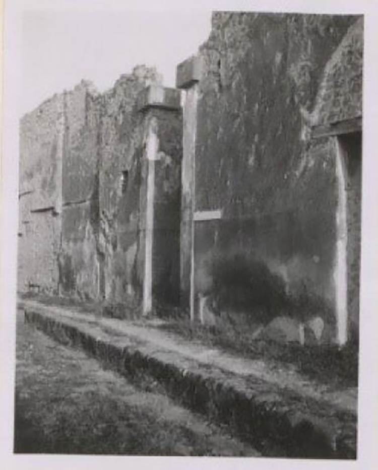 VII.2.16 Pompeii. Pre-1942. Entrance doorway, looking east along south side of Vicolo del Panettiere.
See Warscher, T. 1942. Catalogo illustrato degli affreschi del Museo Nazionale di Napoli. Sala LXXX. Vol.2. Rome, Swedish Institute