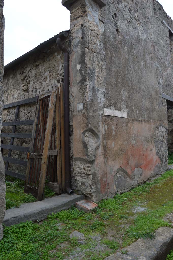 VII.2.16 Pompeii. October 2017.
Entrance doorway and front facade on west side of doorway.
Foto Taylor Lauritsen, ERC Grant 681269 DÉCOR.