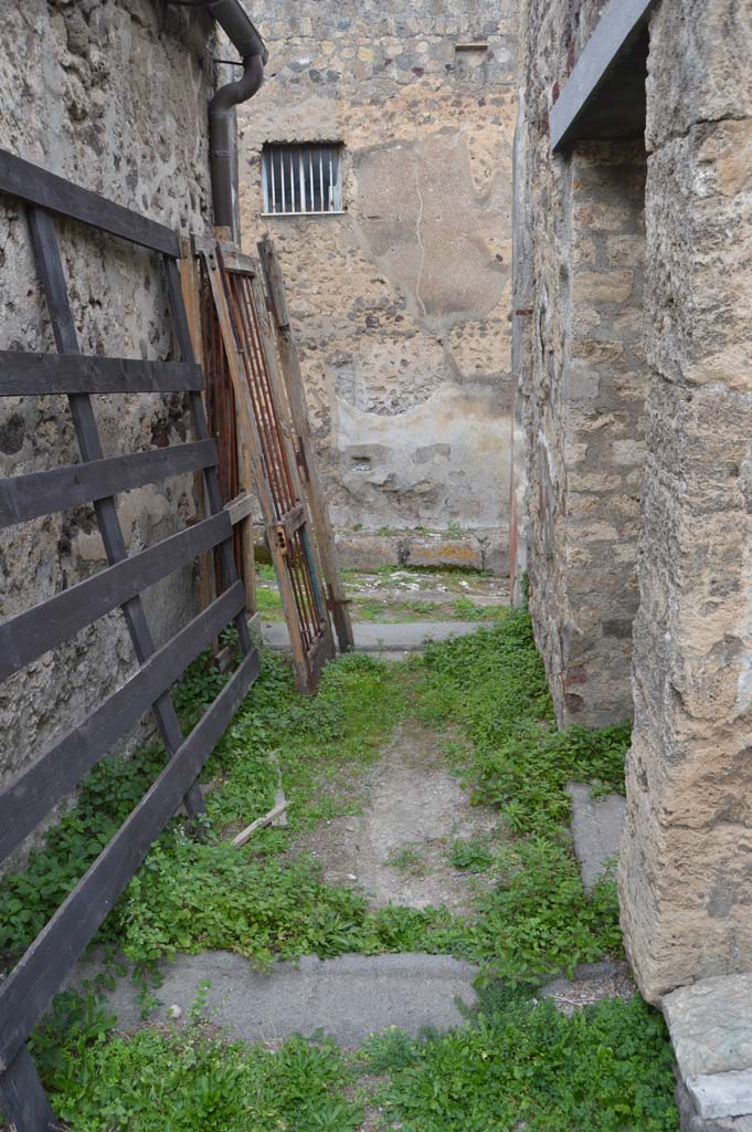 VII.2.16 Pompeii. October 2017.
Entrance corridor/fauces, looking north towards entrance onto Vicolo del Panettiere.
Foto Taylor Lauritsen, ERC Grant 681269 DÉCOR.