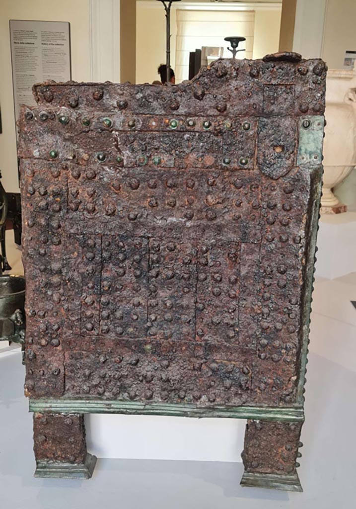 VII.2.18 Pompeii. October 2023.
Side of “arca”, storage/money-chest. Photo courtesy of Giuseppe Ciaramella.