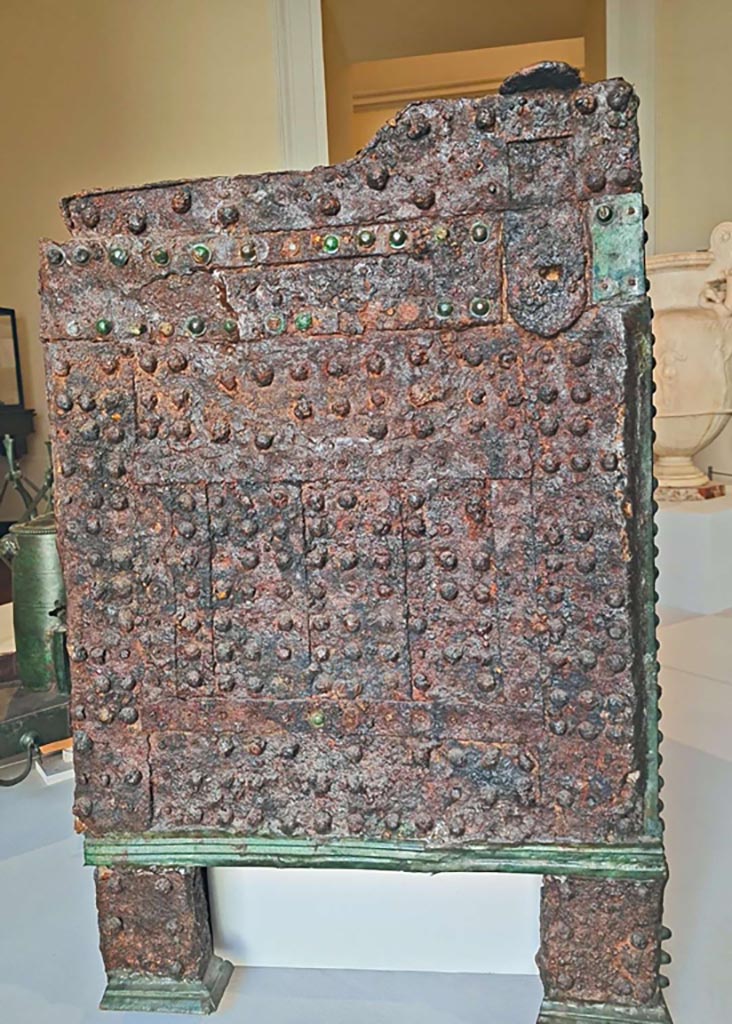 VII.2.18 Pompeii. October 2023.
Detail of side of “arca”, storage/money-chest. Photo courtesy of Giuseppe Ciaramella.