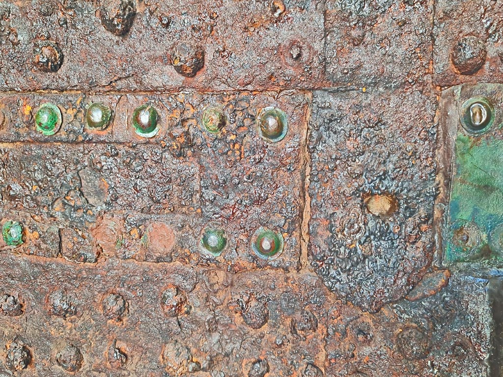 VII.2.18 Pompeii. October 2023.
Detail of many nails decorating all sides of “arca”, storage/money-chest. Photo courtesy of Giuseppe Ciaramella.