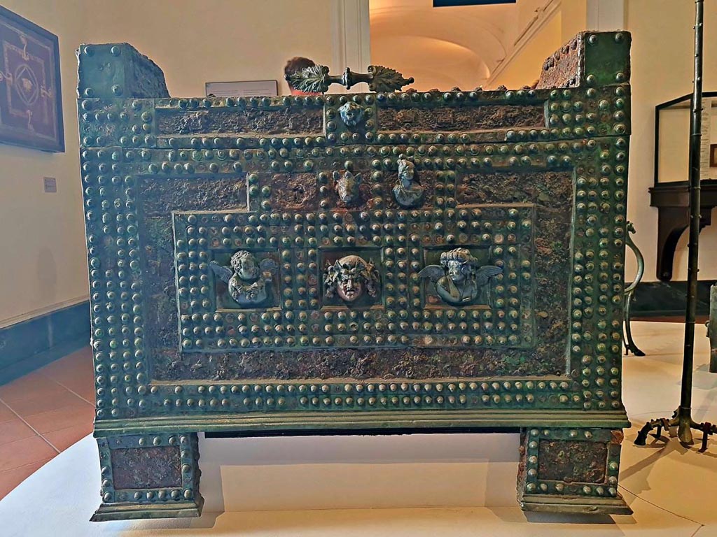 VII.2.18 Pompeii. October 2023. Detail of front of “arca”, storage/money-chest, which would appear to be the same as the Niccolini drawing below.
The figure to the left of the boar’s head is now missing. Photo courtesy of Giuseppe Ciaramella.
On display in “L’altro MANN” exhibition, October 2023.