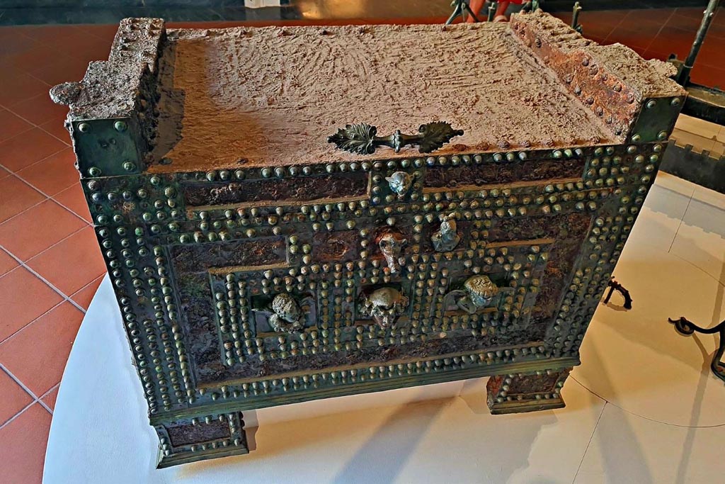 VII.2.18 Pompeii. October 2023. Arca/strong box, detail from top and front of box. Photo courtesy of Giuseppe Ciaramella.