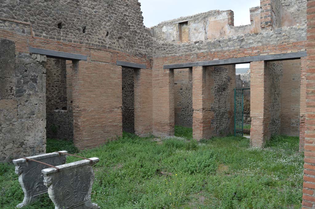 VII.2.18 Pompeii. October 2017.
Looking north-west across atrium towards doorways to rooms 7 & 8, on west side of atrium, on left.
Doorways to room 9, the entrance corridor/fauces, and room 2, on north side of atrium, are on right.
The upper floor dwelling (of VII.2.19) is visible above the rooms on the north side.
Foto Taylor Lauritsen, ERC Grant 681269 DÉCOR.