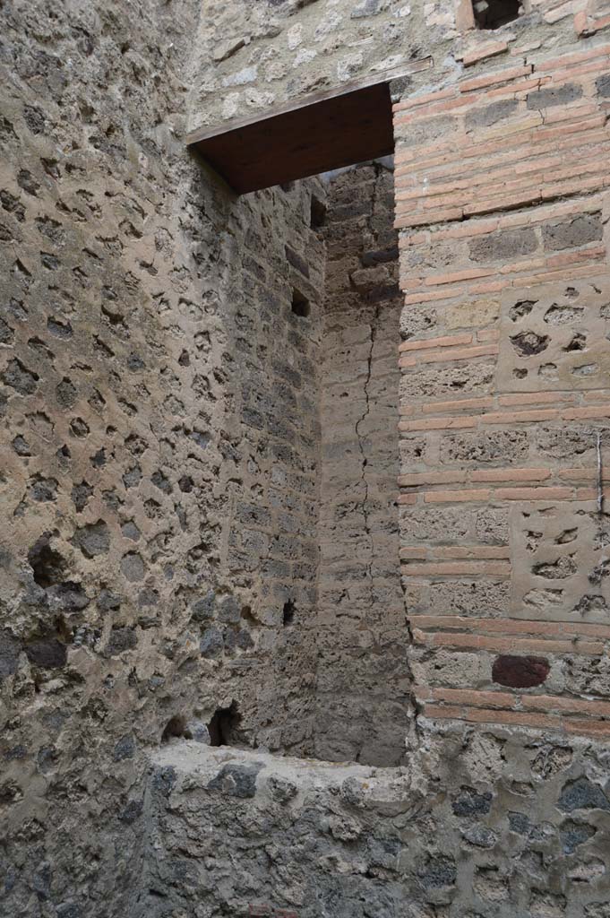 VII.2.18 Pompeii. October 2017.
Room 7, north wall of cubiculum in north-west corner, with entry for staircase from room 8.
Foto Taylor Lauritsen, ERC Grant 681269 DÉCOR.