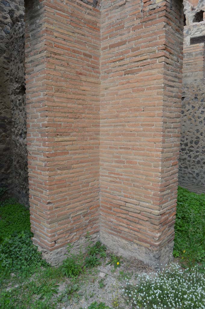 VII.2.18 Pompeii. October 2017.
North-west corner of atrium, doorway to room 8 on left, and room 9 on right.
Foto Taylor Lauritsen, ERC Grant 681269 DÉCOR.