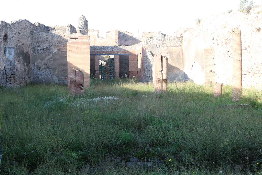 VII.2.18, Pompeii. December 2018. Looking north across peristyle garden towards entrance doorway. Photo courtesy of Aude Durand.