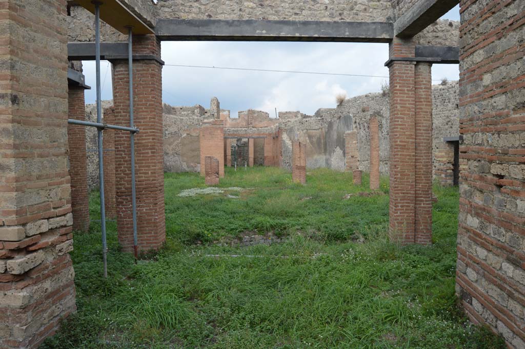 VII.2.18 Pompeii. October 2017.
Looking north from exedra across south portico and peristyle towards atrium and entrance doorway.
Foto Taylor Lauritsen, ERC Grant 681269 DÉCOR.