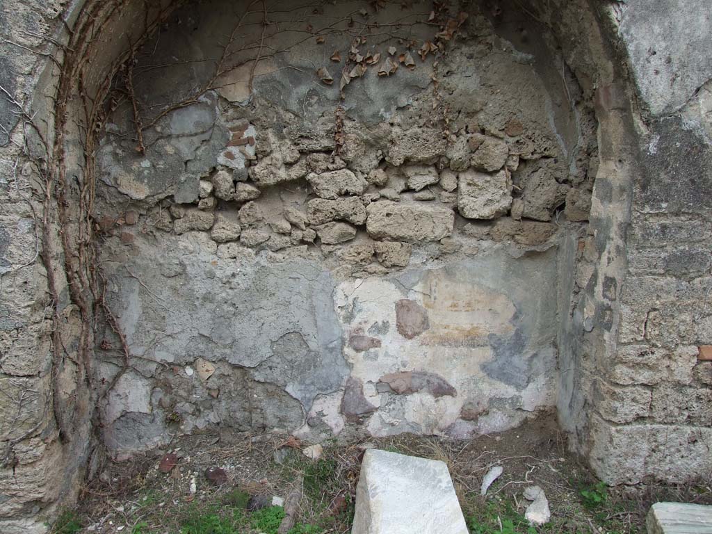 VII.2.20 Pompeii. December 2007. Recess in south end of east wall of peristyle garden.