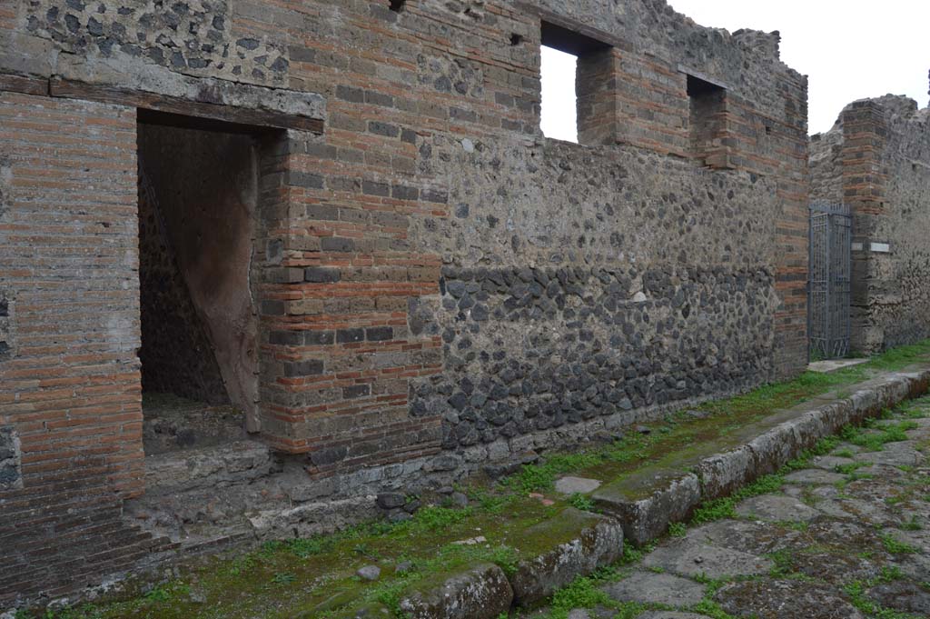 VII.2.20 Pompeii, on right. October 2017. Looking west along Vicolo del Panetierre, with entrance doorway at VII.2.20, on right.
Foto Taylor Lauritsen, ERC Grant 681269 DÉCOR.