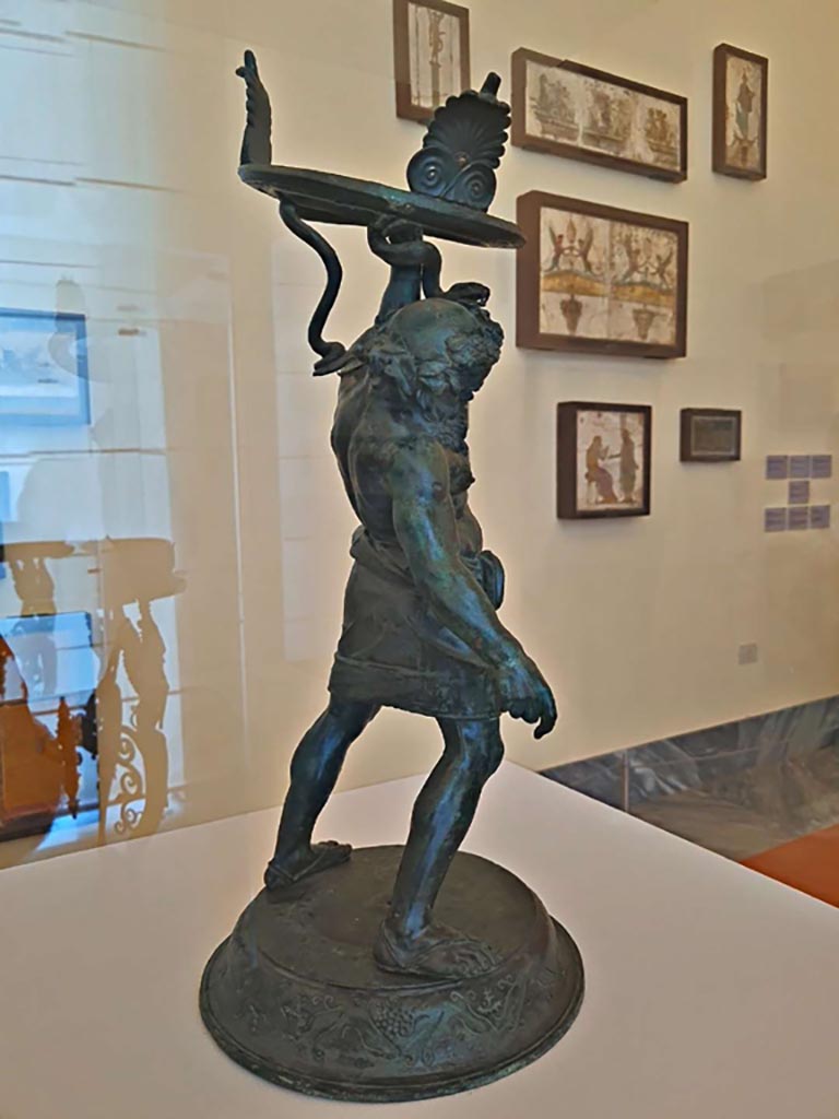 VII.2.20 Pompeii. October 2023.
Side and rear view of bronze statuette of Drunken Silenus. Photo courtesy of Giuseppe Ciaramella.
On display in “L’altra MANN” exhibition, October 2023, at Naples Archaeological Museum, inv. 5001.