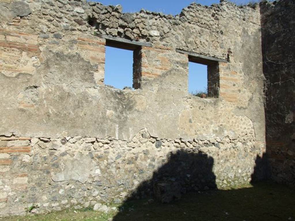 VII.2.20 Pompeii. March 2009. Room 2, north wall of triclinium with windows onto Vicolo del Panettiere.