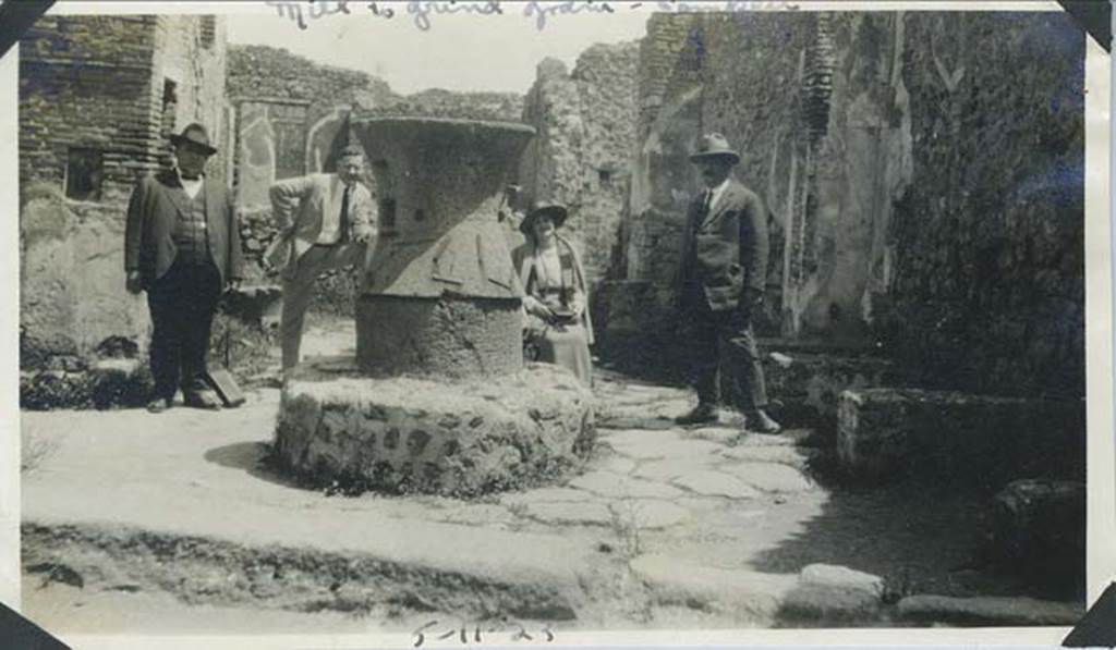 VII.2.22 Pompeii. May 1923. Bakery of Popidius Priscus, oven and mills. Photo courtesy of Rick Bauer.