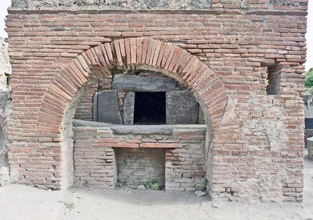 VII.2.22 Pompeii. October 2001. Looking east towards oven. Photo courtesy of Peter Woods.