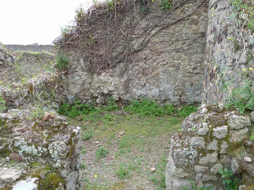 VII.2.27 Pompeii. May 2010. Doorway into VII.2.29 from south side of workshop.