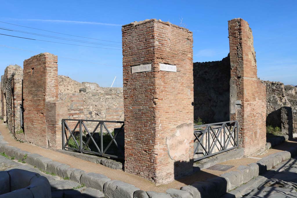 VII.2.32 Pompeii, left of centre, with VII.2.33, on right. December 2018.
Looking towards entrances on corner of Vicolo Storto, on left and Via degli Augustali, on right. Photo courtesy of Aude Durand.