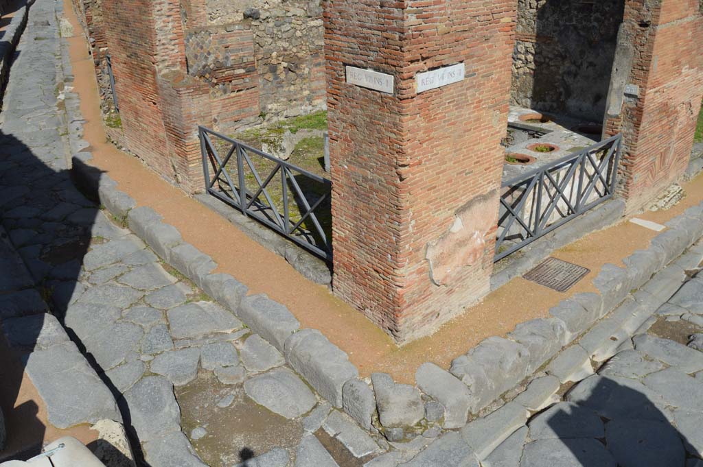 VII.2.32 Pompeii, left of centre, with VII.2.33, on right. March 2018.
Looking towards entrance at junction of Vicolo Storto, on left and Via degli Augustali, on right.
Foto Taylor Lauritsen, ERC Grant 681269 DÉCOR.