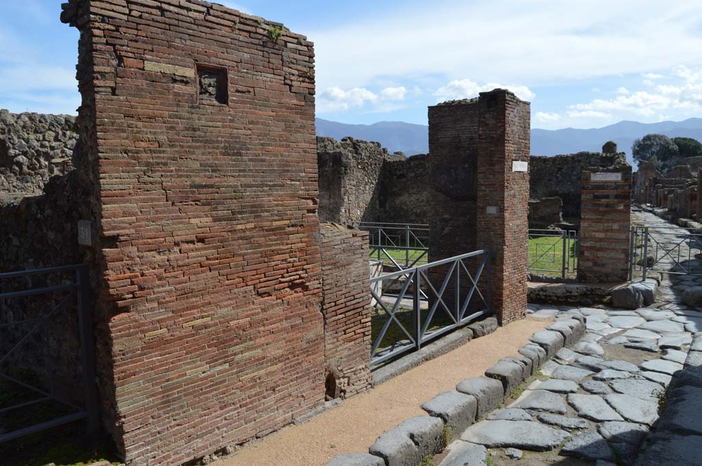 VII.2.32 Pompeii. March 2018.
Looking south towards entrance doorway on corner of Vicolo Storto, at junction with Via degli Augustali, and Vicolo di Eumachia, on right ahead.
Foto Taylor Lauritsen, ERC Grant 681269 DÉCOR.