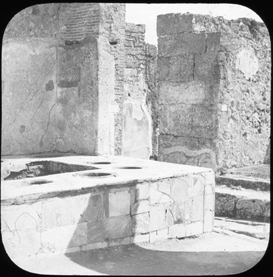 VII.2.32 Pompeii. Looking south-east across counter towards entrance at VII.2.33.
Photo by permission of the Institute of Archaeology, University of Oxford. File name instarchbx10im 009. Resource ID. 37657.