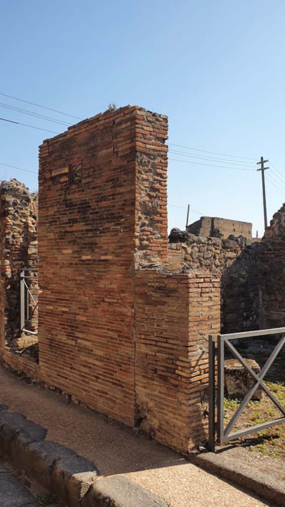 VII.2.32 Pompeii, on right. July 2021. Looking towards wall on north side of doorway.
Foto Annette Haug, ERC Grant 681269 DÉCOR.