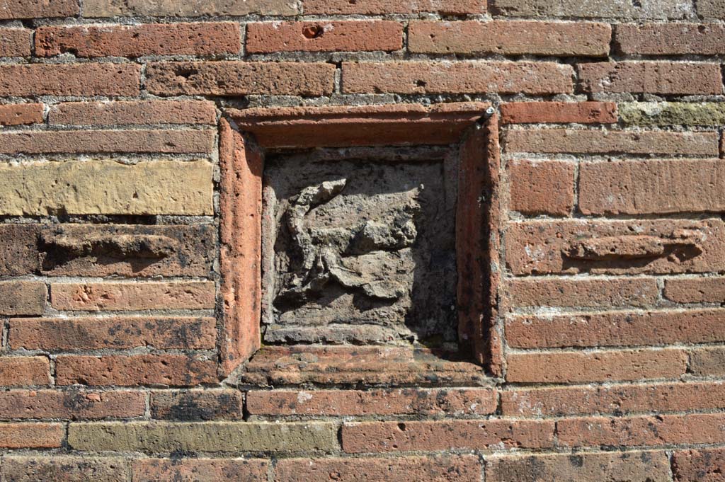 VII.2.32, Pompeii. March 2018. Plaque showing a flying phallus, between two others on wall between VII.2.31 and VII.2.32.
Foto Taylor Lauritsen, ERC Grant 681269 DÉCOR.