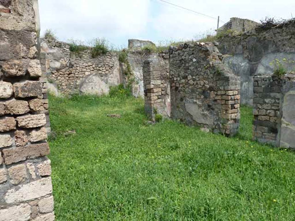 VII.2.35 Pompeii. May 2010. East wall of tablinum, looking north-east to garden area.