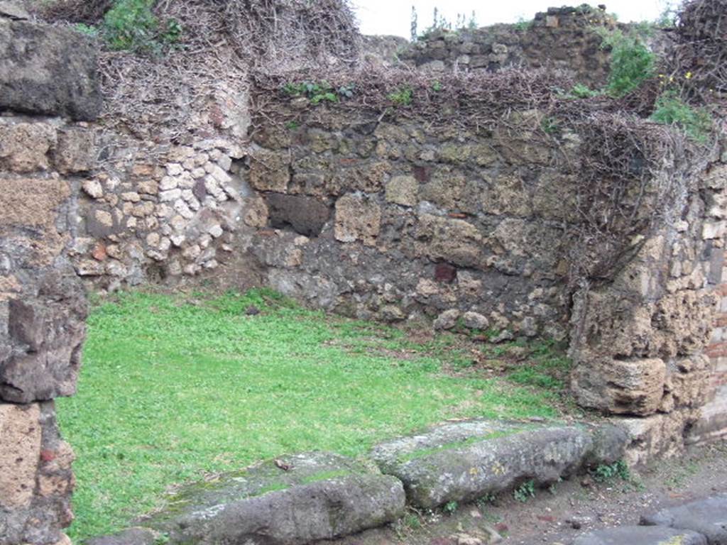 VII.2.36 Pompeii.  December 2005.  Entrance and east wall.