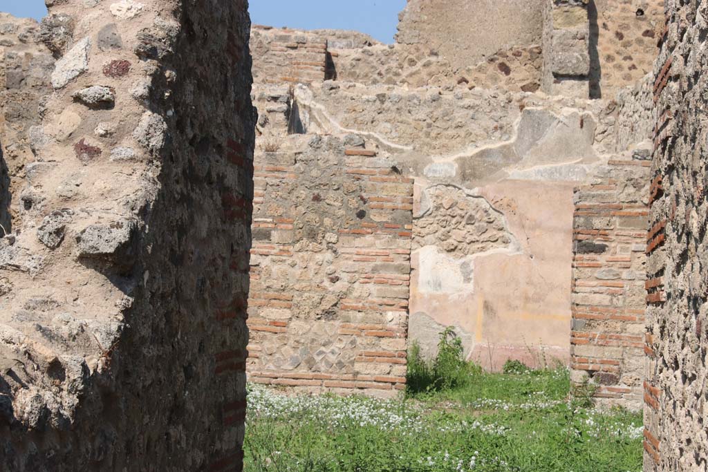 VII.2.38 Pompeii. September 2017. Looking towards doorway to tablinum, on right. Photo courtesy of Klaus Heese.