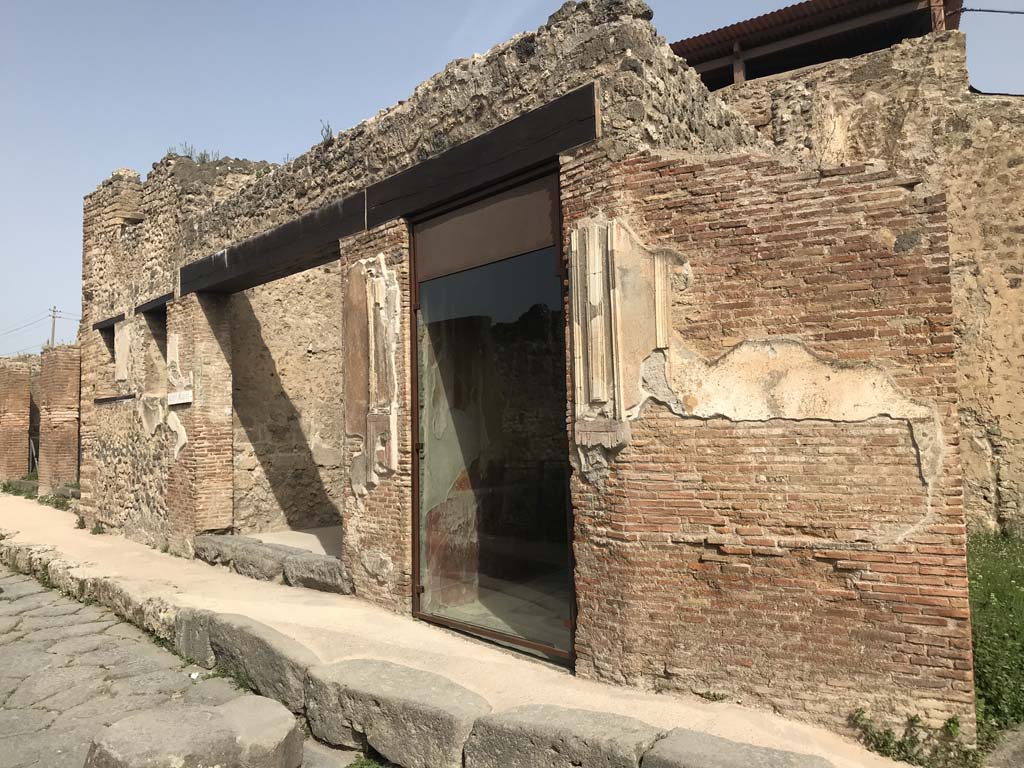 VII.2.44, centre left, and VII.2.45, centre right, Pompeii. April 2019. 
Looking west along front fa�ade on Via degli Augustali, from near VII.2.45.  Photo courtesy of Rick Bauer.
