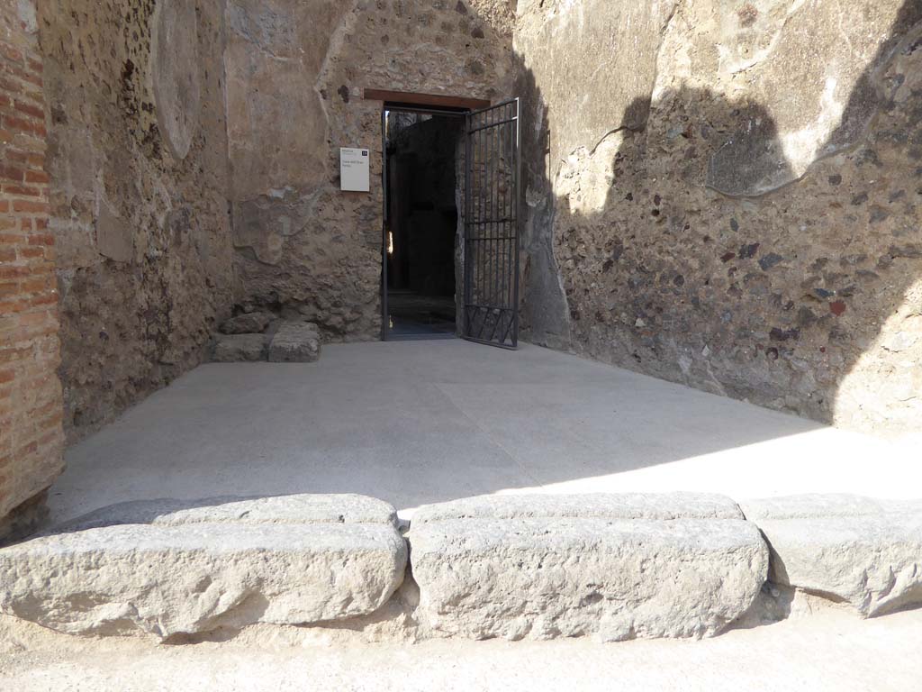 VII.2.44 Pompeii. September 2018. Looking north across doorway threshold.
Foto Annette Haug, ERC Grant 681269 D�COR.
